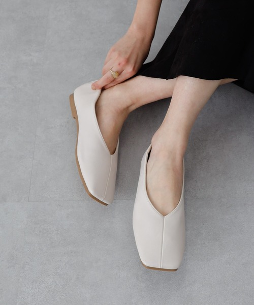 COLONY 2139(コロニートゥーワンスリーナイン)の「【マカロンFoot】ローヒールスクエアパンプス(パンプス・レディース・ブラック/アイボリー・22.5cm/23.5cm/24.5cm)」の2枚目の写真