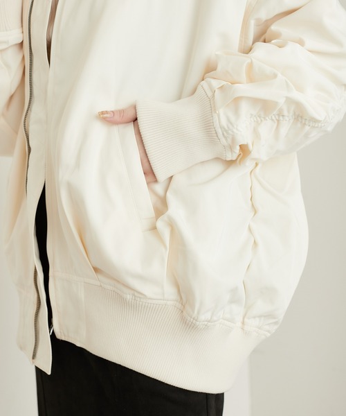 Chico(チコ)の「ルーズMA-1ジャケット(MA-1・レディース・ベージュ/ネイビー/アイボリー・FREE)」の6枚目の写真