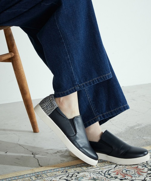 ONIGIRI（オニギリ）の「【一部店舗限定】スリッポンスニーカー（スニーカー・レディース・ネイビー/ホワイト・24.5cm/23.5cm）」の2枚目の写真