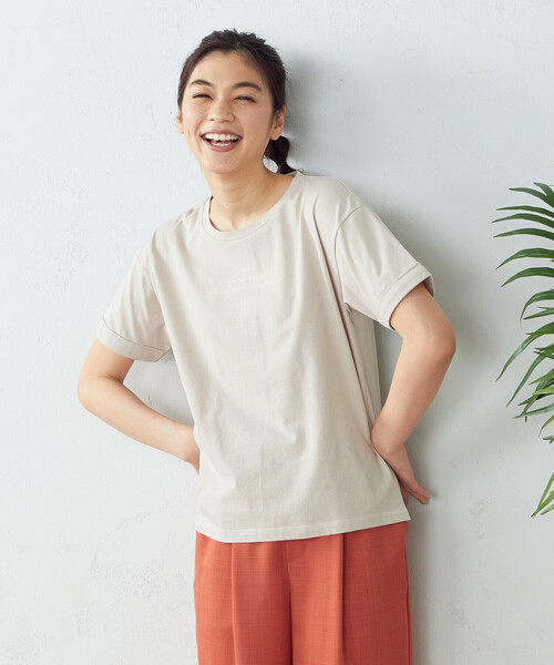 COMME CA ISM(コムサイズム)の「ロゴ プリントTシャツ(Tシャツ/カットソー・レディース・ホワイト/ベージュ/チャコール/パープル系・SMALL/MEDIUM/LARGE)」の3枚目の写真