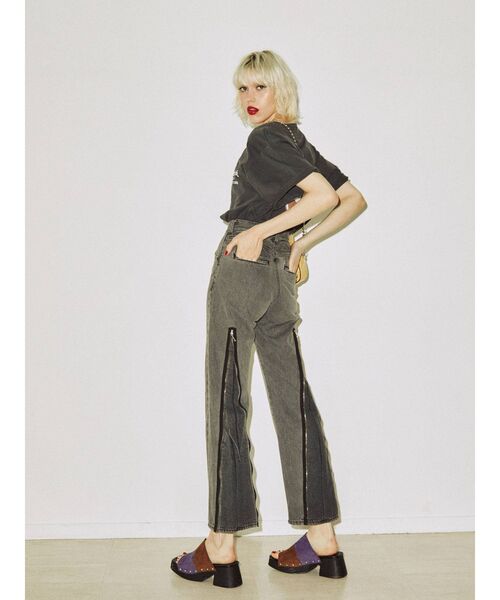 jouetie(ジュエティ)の「バックZIPフレアデニム(デニムパンツ・レディース・ライトブルー/ブラック・SMALL/MEDIUM)」の13枚目の写真