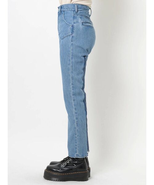 jouetie(ジュエティ)の「バックZIPフレアデニム(デニムパンツ・レディース・ライトブルー/ブラック・SMALL/MEDIUM)」の17枚目の写真