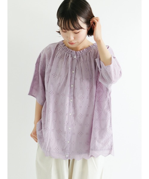 Samansa Mos2(サマンサ モスモス)の「オーバー刺繍前後2WAYブラウス(シャツ/ブラウス・レディース・パープル/ネイビー/オフホワイト/ピンク/イエロー/グリーン・フリ-)」の5枚目の写真