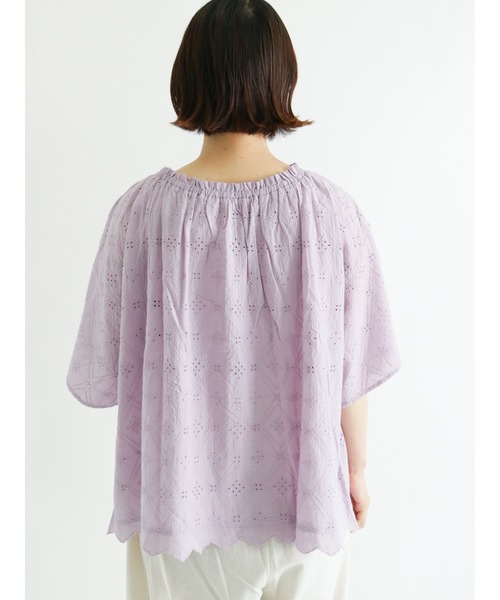 Samansa Mos2(サマンサ モスモス)の「オーバー刺繍前後2WAYブラウス(シャツ/ブラウス・レディース・パープル/ネイビー/オフホワイト/ピンク/イエロー/グリーン・フリ-)」の17枚目の写真