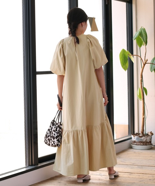 cepo(セポ)の「バルーンスリーブティアードワンピース(ワンピース・レディース・ブラック/ベージュ・M)」の4枚目の写真