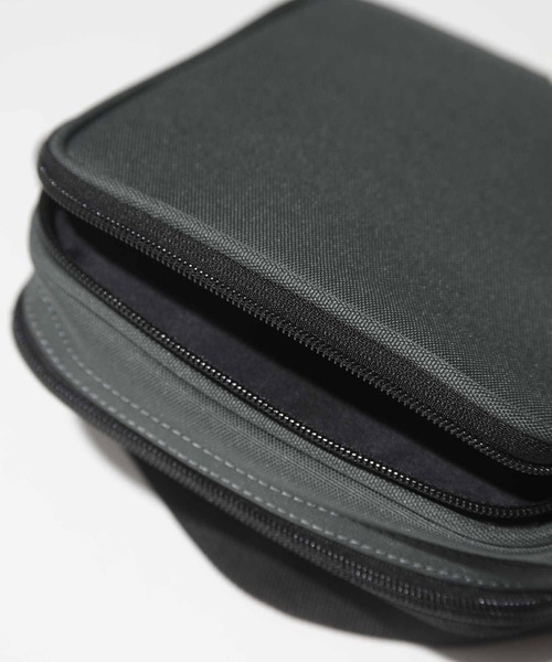Carhartt(カーハート)の「Carhartt ESSENTIALS BAG SMALL I006285/ カーハート ショルダーバッグ ミニバッグ ロゴ(ショルダーバッグ・メンズ・ベージュ/グリーン/カモフラージュ・ONE SIZE)」の16枚目の写真