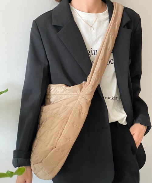 ECLIN（エクラン）の「キルティングスクエアショルダーバッグ（ショルダーバッグ・レディース・ブラック/ベージュ/ブラウン・FREE）」の15枚目の写真