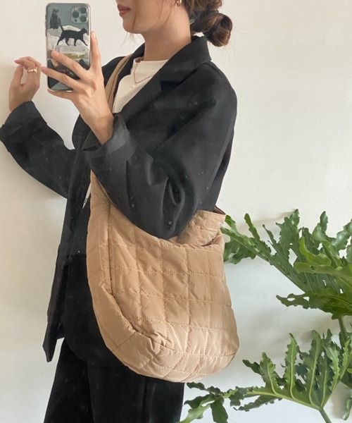 ECLIN（エクラン）の「キルティングスクエアショルダーバッグ（ショルダーバッグ・レディース・ブラック/ベージュ/ブラウン・FREE）」の21枚目の写真