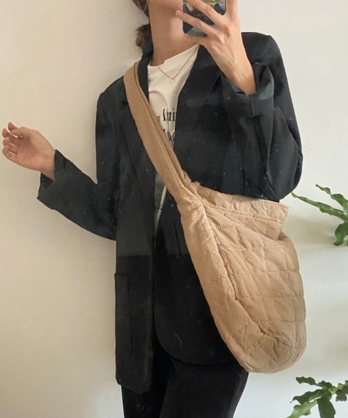 ECLIN（エクラン）の「キルティングスクエアショルダーバッグ（ショルダーバッグ・レディース・ブラック/ベージュ/ブラウン・FREE）」の22枚目の写真