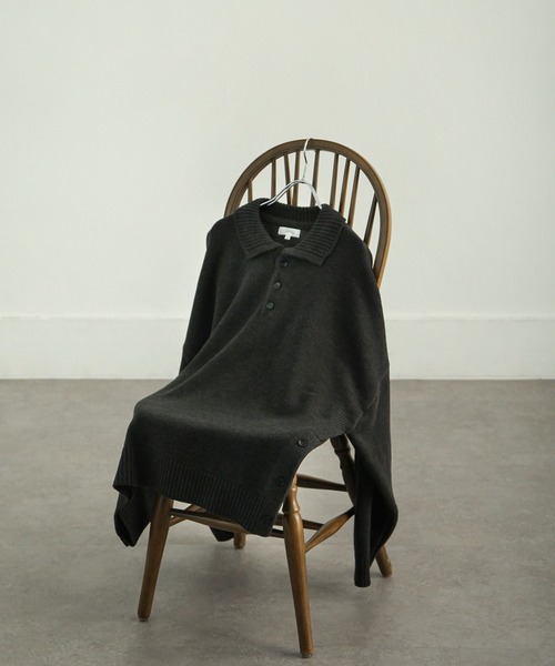 NILWAY（ニルウェイ）の「サイドボタンスリットニットポロシャツ/オーバーサイズ（ポロシャツ・メンズ・ブラック/ネイビー/グレー/ブルー/アイボリー/チャコール/ブラック系/ホワイト/ブルー系/ブラウン/オレンジ/ロイヤルブルー・MEDIUM/LARGE）」の5枚目の写真