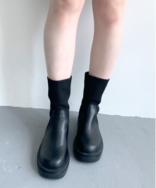 OLIVE des OLIVE（オリーブデオリーブ）の「タンク底リブニットショートブーツ（ブーツ・レディース・ブラック/アイボリー・LARGE/MEDIUM）」の2枚目の写真