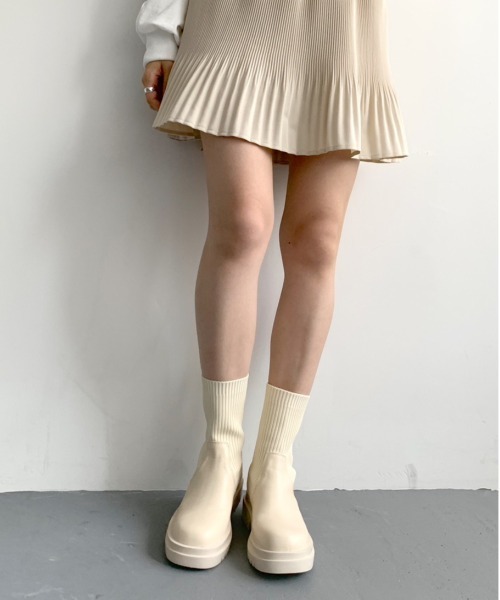 OLIVE des OLIVE（オリーブデオリーブ）の「タンク底リブニットショートブーツ（ブーツ・レディース・ブラック/アイボリー・LARGE/MEDIUM）」の20枚目の写真