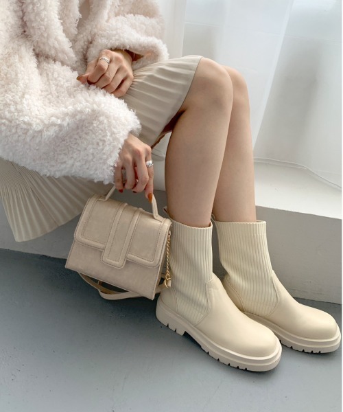 OLIVE des OLIVE（オリーブデオリーブ）の「タンク底リブニットショートブーツ（ブーツ・レディース・ブラック/アイボリー・LARGE/MEDIUM）」の6枚目の写真