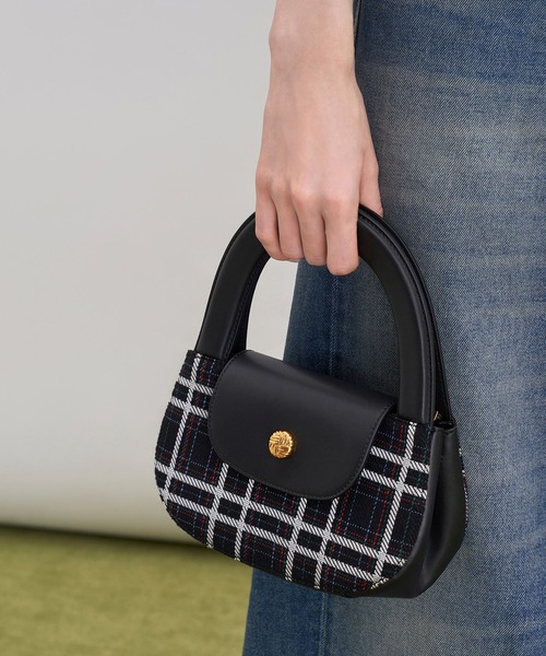 CHARLES & KEITH（チャールズ & キース）の「ダブルハンドル カーブ 