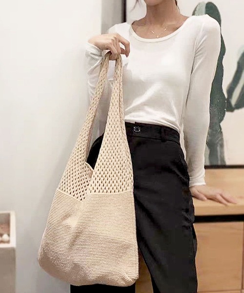 florist(フローリスト)の「【15色展開】【A4収納可】シーズンレスニットトートバッグ(トートバッグ・レディース・ブラウン/オレンジ/グリーン/ライトイエロー/ライトブラウン/ライトブルー/オフホワイト/ライトグリーン/ボルドー/グレー/ブルー/グレイッシュベージュ/ミント/ライトパープル/ブラック・FREE)」の7枚目の写真