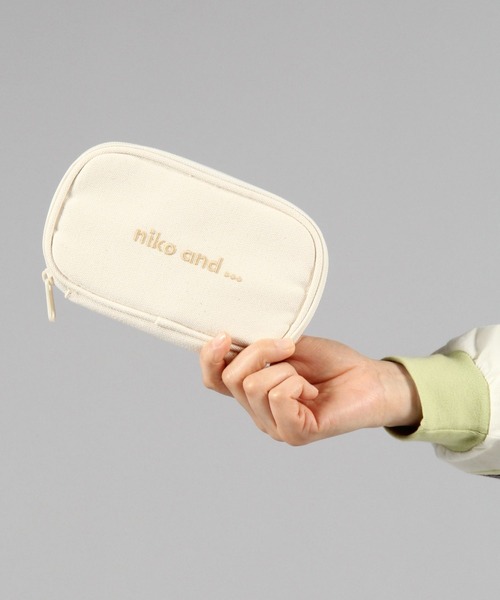 niko and...（ニコアンド）の「オリジナルニコロゴ刺繍ガジェットポーチ（ポーチ・レディース・ブラック/ホワイト・0）」の9枚目の写真