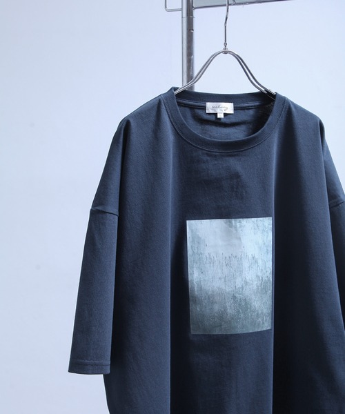 グレー グラフィックプリント オーバーサイズTシャツ FOURAM NILWAY（ニルウェイ）の「グラフィックプリントオーバーサイズT