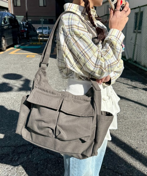 SOLLON.(ソルロン)の「アジャスター付きメニーポケットキャンバスショルダー(ショルダーバッグ・レディース・アイボリー/ブラック/カーキ/チャコールグレー・FREE)」の4枚目の写真