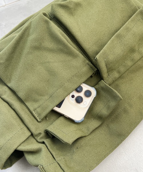 SOLLON.(ソルロン)の「アジャスター付きメニーポケットキャンバスショルダー(ショルダーバッグ・レディース・アイボリー/ブラック/カーキ/チャコールグレー・FREE)」の12枚目の写真