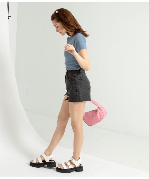ANAP(アナップ)の「カットオフデニムショートパンツ(デニムパンツ・レディース・ライトブルー/スミクロ・M/S)」の4枚目の写真