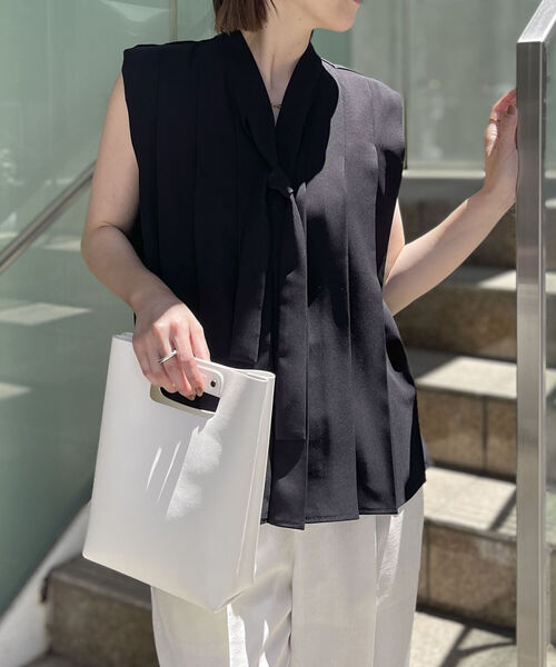 NOLLEY’S（ノーリーズ）の「ボウタイプリーツブラウス（シャツ/ブラウス・レディース・ブラック/ホワイト/ベージュ・38）」の2枚目の写真