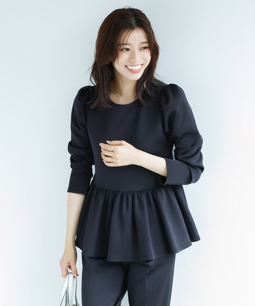 Emilyan（エミリアン）の「更に快適になって登場！無敵のパールブラウス【手洗いOK♪UVカット！全方位ストレッチ♪軽い着心地♪】ハイストレッチダンボールニット・バックパール調ペプラムフリルデザインブラウス（シャツ/ブラウス・レディース・ライトベージュ/グレイッシュベージュ/ブラック/ネイビー・S/M/L）」の6枚目の写真