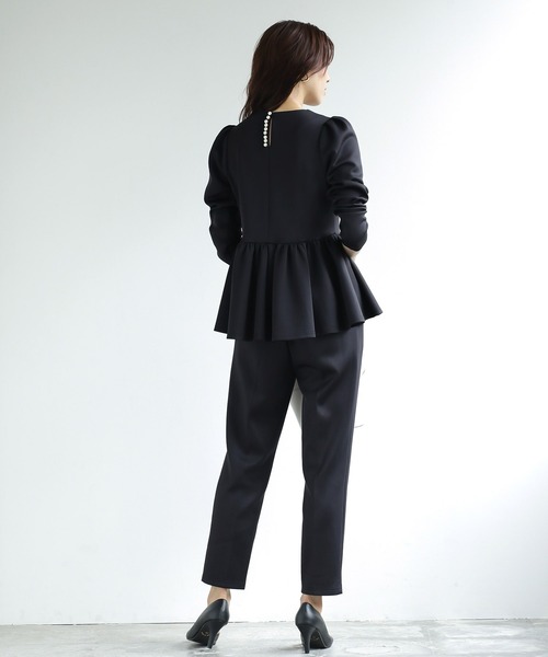 Emilyan（エミリアン）の「更に快適になって登場！無敵のパールブラウス【手洗いOK♪UVカット！全方位ストレッチ♪軽い着心地♪】ハイストレッチダンボールニット・バックパール調ペプラムフリルデザインブラウス（シャツ/ブラウス・レディース・ライトベージュ/グレイッシュベージュ/ブラック/ネイビー・S/M/L）」の5枚目の写真