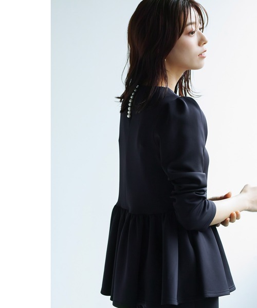 Emilyan（エミリアン）の「更に快適になって登場！無敵のパールブラウス【手洗いOK♪UVカット！全方位ストレッチ♪軽い着心地♪】ハイストレッチダンボールニット・バックパール調ペプラムフリルデザインブラウス（シャツ/ブラウス・レディース・ライトベージュ/グレイッシュベージュ/ブラック/ネイビー・S/M/L）」の11枚目の写真