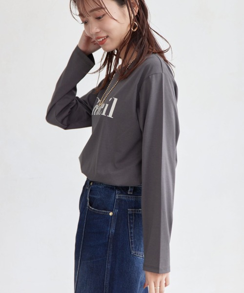 Chez toi(シェトワ)の「フロッキーロゴロンTシャツ(Tシャツ/カットソー・レディース・グレイッシュベージュ/オフホワイト/チャコールグレー/ブラック・FREE)」の14枚目の写真