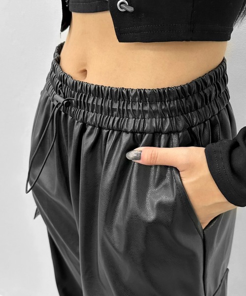 LVEU.(ラブユ.)の「【LVEU.】ルーズシルエットカーゴパンツ / ボトムス パンツ 合皮 カーゴ ワーク ドローコード ブラック(その他パンツ・レディース・ブラック・FREE)」の9枚目の写真