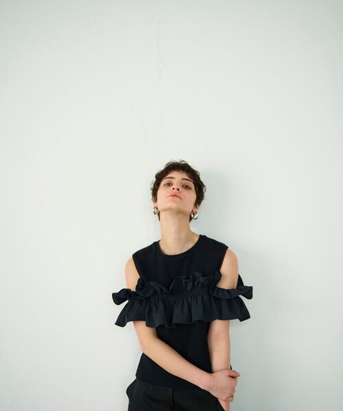 GRACE CONTINENTAL(グレースコンチネンタル)の「フリルリブカットトップ(Tシャツ/カットソー・レディース・ブラック/レッド/ホワイト・36)」の4枚目の写真