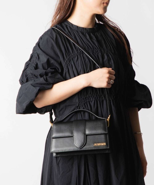 JACQUEMUS(ジャックムス)の「JACQUEMUS Le grand Bambino ジャックムス グラン バンビーノ レザー ショルダーバッグ(ハンドバッグ・レディース・ブラック・FREE)」の2枚目の写真