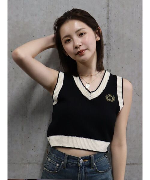 EVRIS（エヴリス）の「エンブレムクロップドニットベスト（ベスト・レディース・ブラック/グリーン・FREE）」の3枚目の写真
