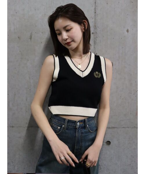 EVRIS（エヴリス）の「エンブレムクロップドニットベスト（ベスト・レディース・ブラック/グリーン・FREE）」の2枚目の写真