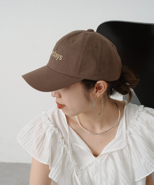 Omekashi(オメカシ)の「Saturdays CAP(キャップ・レディース・モカ/レッド系その他・ONE SIZE)」の4枚目の写真