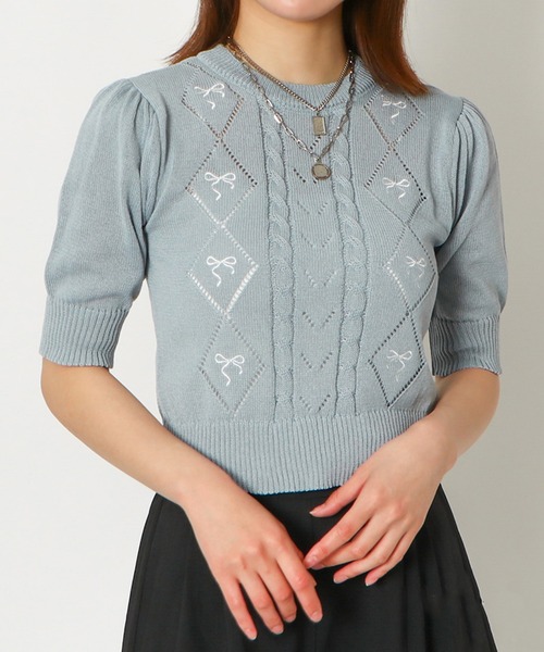 GORGE(ゴージ)の「《リボン刺しゅう×透かし編み》レディース 半袖ニット プルオーバー フェミニン 春夏秋(Tシャツ/カットソー・レディース・オフホワイト/ブラック/サックスブルー・F)」の2枚目の写真