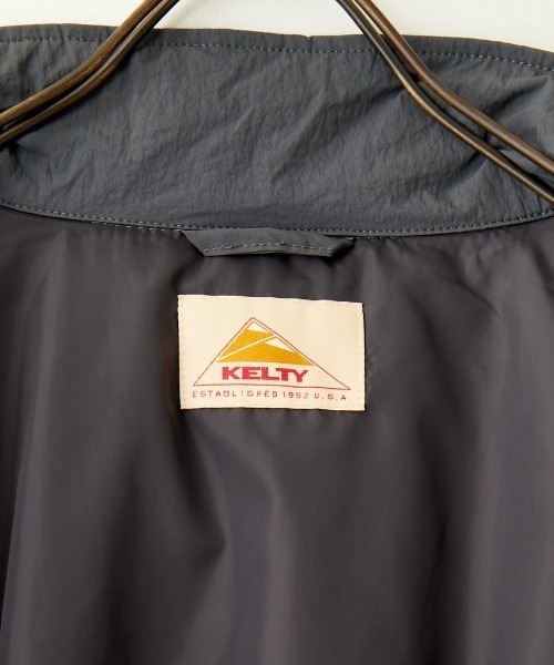 KELTY（ケルティ）の「[KELTY/ケルティ] 別注 中綿入り サイドスリットナイロンベスト（ベスト・レディース・アイボリー/ブラック/チャコール・S/M）」の4枚目の写真