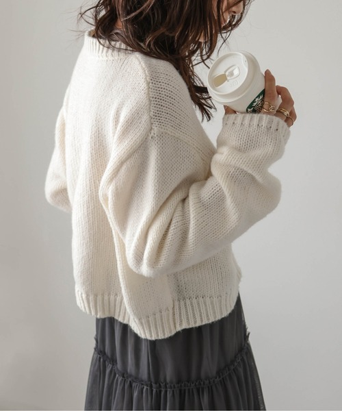 AMELY(エミリー)の「ローゲージニットトップス(ニット/セーター・レディース・モカ/ホワイト/ブラック/チャコール・フリー)」の6枚目の写真