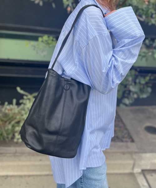 Morphee(モルフェ)の「【Morphee / モルフェ】CYLINDER S レザーショルダーバッグ(トートバッグ・レディース・ブラック・フリー)」の2枚目の写真