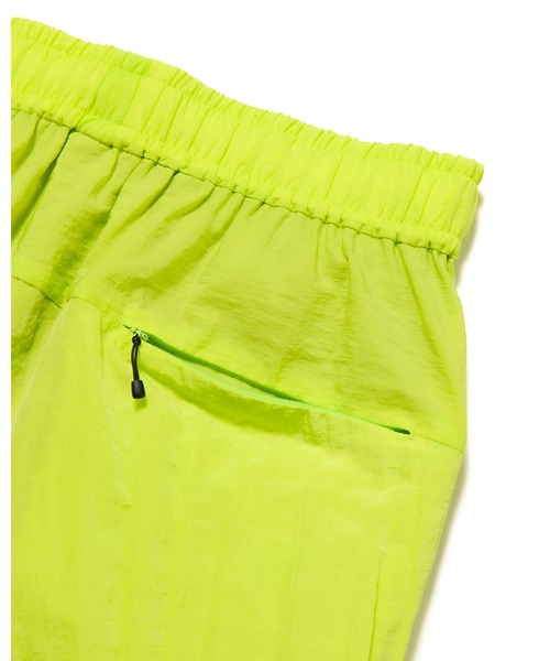uniform experiment(ユニフォームエクスペリメント)の「CRYSTAL NYLON EASY SHORTS(その他パンツ・メンズ・ネイビー/イエロー/ブラック/グレー・1/2/3/4)」の17枚目の写真