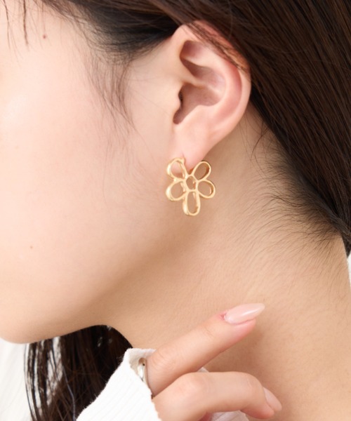 CIAOPANIC TYPY（チャオパニックティピー）の「【2025年S/S新作】lilフラワーピアス（ピアス（両耳用）・レディース・シルバー/ゴールド・ONE SIZE）」の2枚目の写真