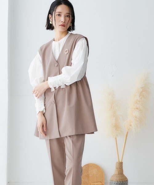 Callarus（カラルス）の「ペプラムデザインジレパンツセットアップスーツ（ジレ＋ブラウス＋パンツ）〔Callarus〕（スーツセット・レディース・モカ/ブラック・L/3L/LL/M/S）」の2枚目の写真