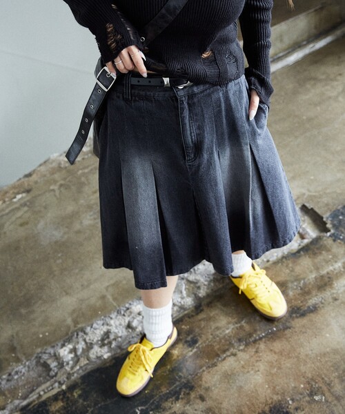 PUBLUX（パブリュクス）の「PUBLUX/パブリュクス プリーツ デニム スカート　限定展開（スカート・レディース・サックスブルー/ブラック・S/M）」の2枚目の写真