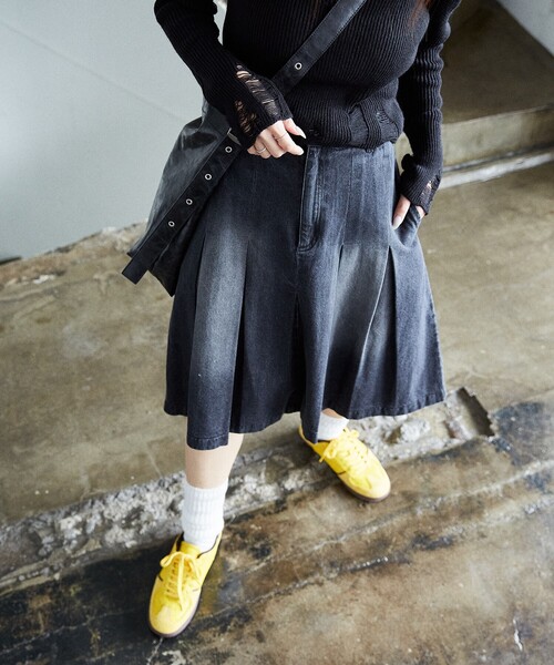 PUBLUX（パブリュクス）の「PUBLUX/パブリュクス プリーツ デニム スカート　限定展開（スカート・レディース・サックスブルー/ブラック・S/M）」の4枚目の写真