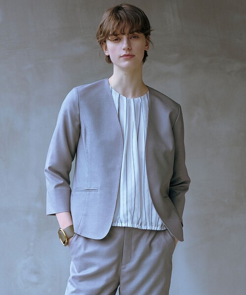 J.PRESS(ジェイプレス)の「【セットアップ対応・洗える・UVケア・吸水速乾】OXIJEWELストレッチ ノーカラー ジャケット(ノーカラージャケット・レディース・ネイビー系/ベージュ系/シルバー系/ライトグレー系・9/11)」の2枚目の写真