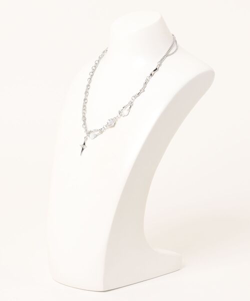 VIBGYOR Women(ヴィブジョー ウィメン)の「【float】Y3K クロス×ストーン アシンメトリー チャーム シルバー ネックレス(ネックレス・レディース・シルバー・FREE)」の2枚目の写真