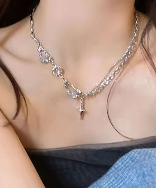 VIBGYOR Women(ヴィブジョー ウィメン)の「【float】Y3K クロス×ストーン アシンメトリー チャーム シルバー ネックレス(ネックレス・レディース・シルバー・FREE)」の1枚目の写真