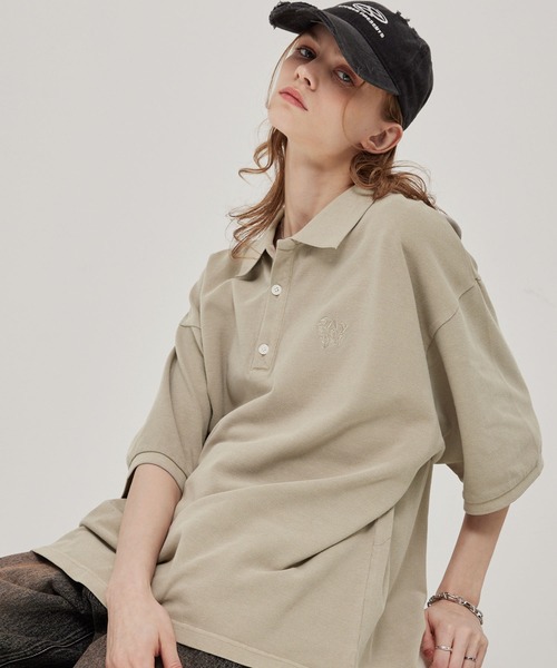 EMMA CLOTHES(エマクローズ)の「ヴィンテージ加工 ピグメント ハートロゴ ワンポイント刺繍ポロシャツ(ポロシャツ・メンズ・スミクロ/ネイビー/グレイッシュベージュ・M/L)」の2枚目の写真