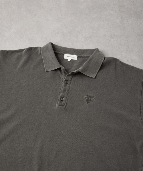 EMMA CLOTHES(エマクローズ)の「ヴィンテージ加工 ピグメント ハートロゴ ワンポイント刺繍ポロシャツ(ポロシャツ・メンズ・スミクロ/ネイビー/グレイッシュベージュ・M/L)」の17枚目の写真