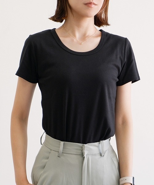 CLOTHY(クロシィ)の「【肌触りなめらかな綿混スムース素材!】クルーネック半袖Tシャツ(Tシャツ/カットソー・レディース・オフホワイト/ブラック/グレイッシュベージュ/グレー/ダークグリーン/チャコールグレー/ローズ/オリーブ/ピンク/ブラウン/イエロー/ネイビー/パープル・MEDIUM/LARGE/X-LARGE/SMALL/XX-LARGE)」の3枚目の写真